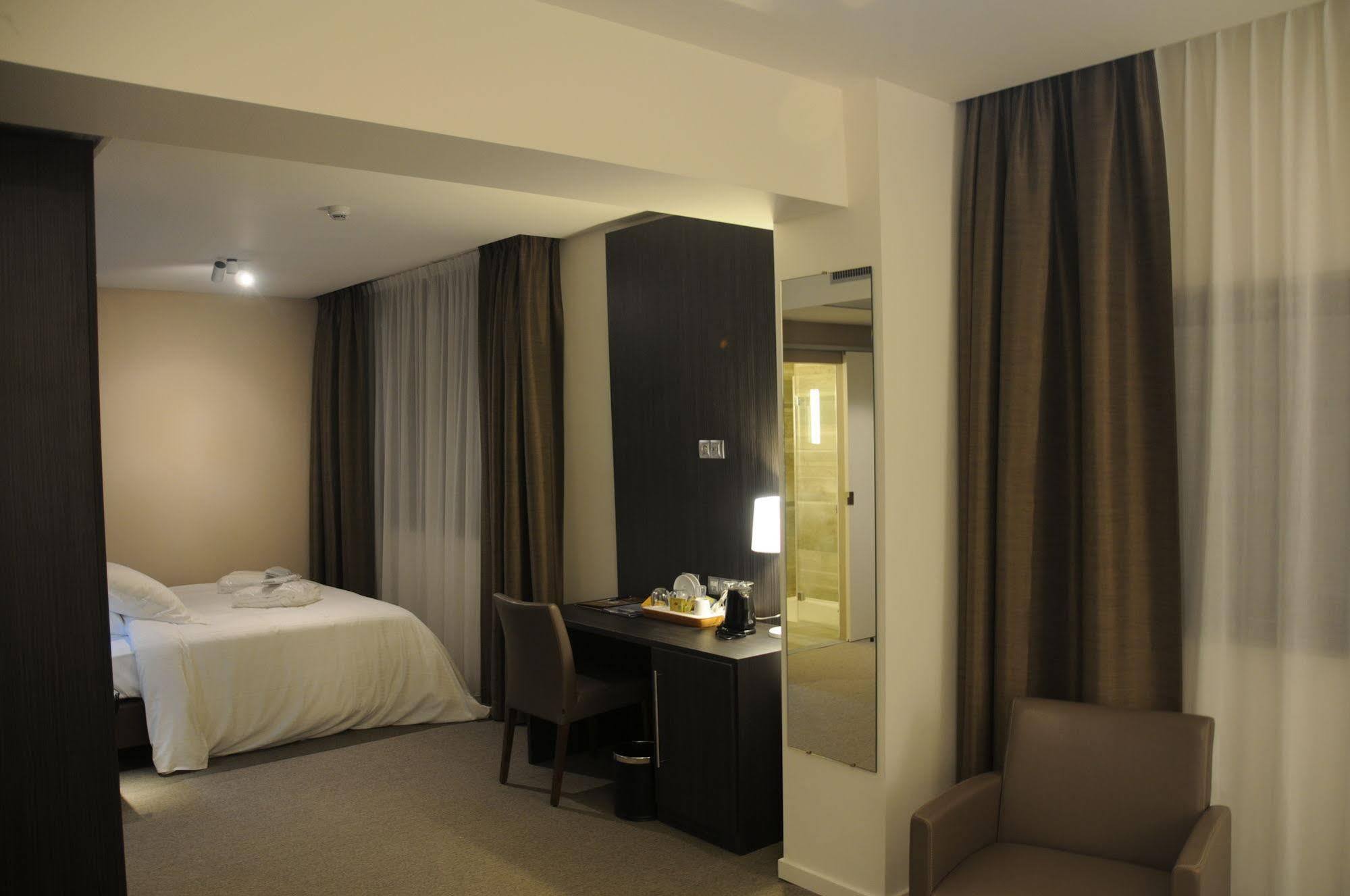Tower Hotel Алст Екстериор снимка